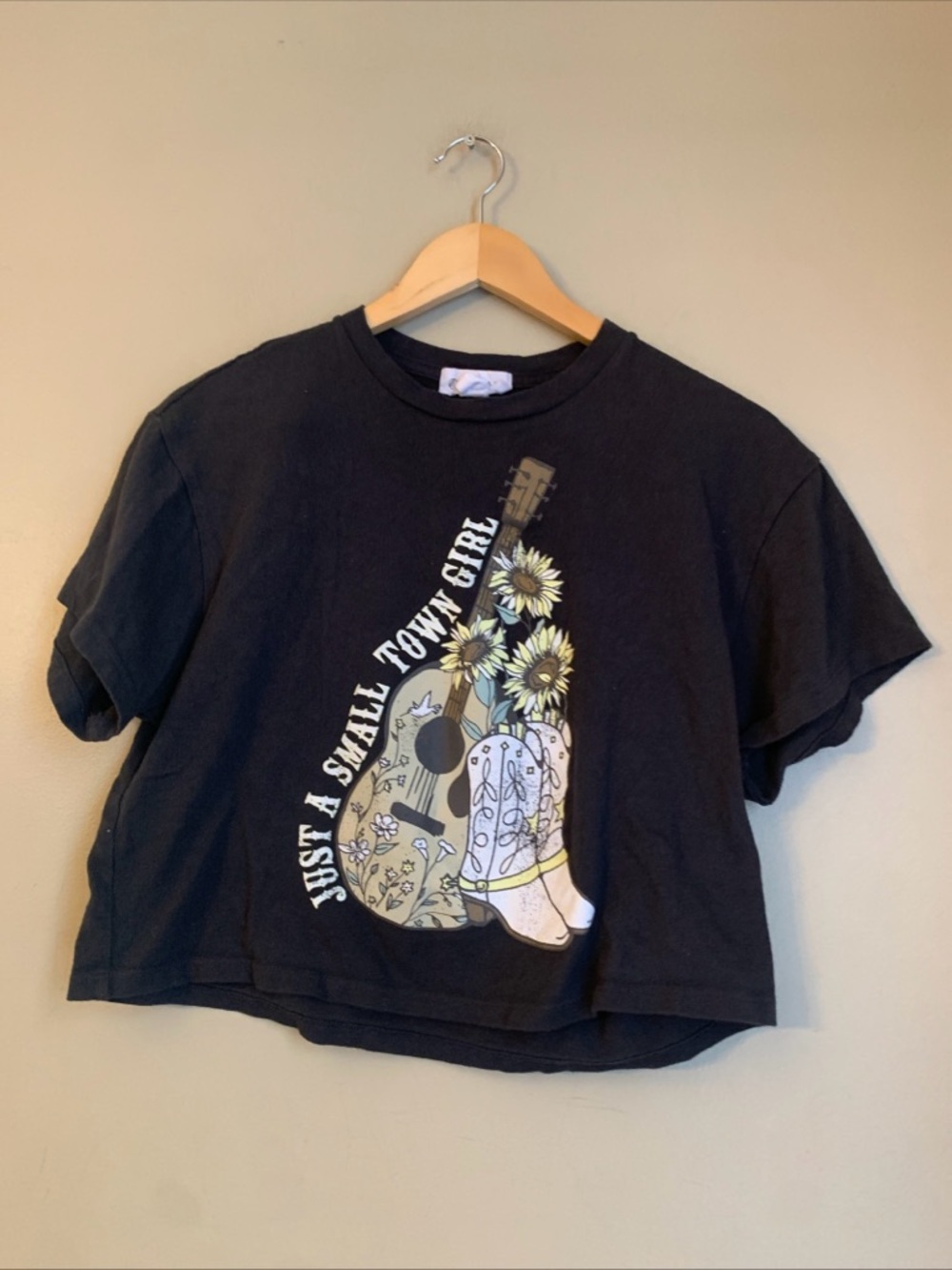 Outlaw Dark Gray Small Town Girl Cropped Graphic T-Shirt Sz Small, Casual Trendy